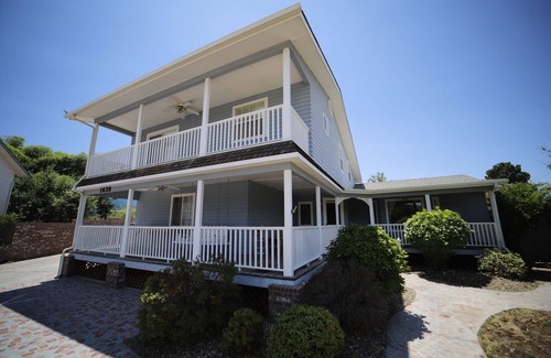 Page House | 6 Bedrooms + 6 Bathrooms + 3 Dining + 2 Living Room + 2 Porch + 6+ Parking space
