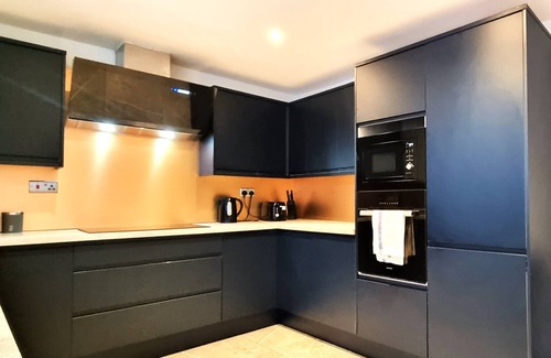 Swindon House | 6 Bedrooms (Double/Twin), 4 Bathrooms + Parking