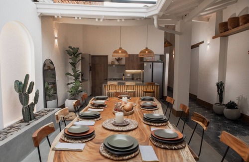 El Poblado House | 6 Bedrooms House near Tourist Spots with backyard, Bar, Jacuzzi and heated pool