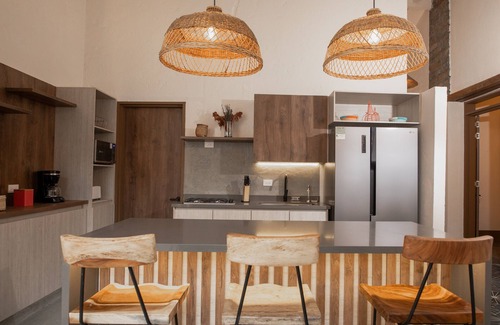 El Poblado House | 6 Bedrooms House near Tourist Spots with backyard, Bar, Jacuzzi and heated pool