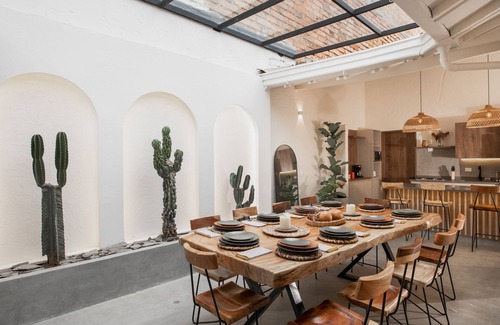 El Poblado House | 6 Bedrooms House near Tourist Spots with backyard, Bar, Jacuzzi and heated pool