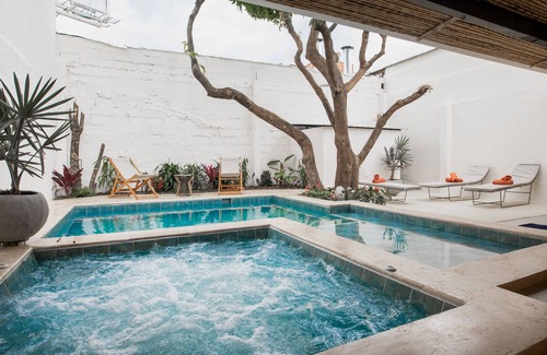 El Poblado House | 6 Bedrooms House near Tourist Spots with backyard, Bar, Jacuzzi and heated pool