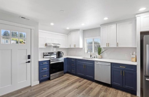 Des Moines Apartment | 6-Bedrooms Ocean View-Perfect for Groups & Family.