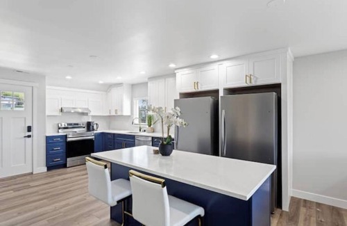 Des Moines Apartment | 6-Bedrooms Ocean View-Perfect for Groups & Family.