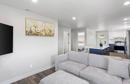 Des Moines Apartment | 6-Bedrooms Ocean View-Perfect for Groups & Family.