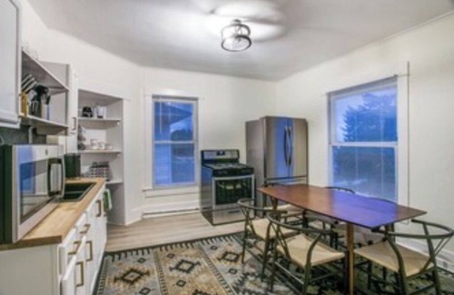 West Morningside House | 6 Bedrooms Sleeps 11, 3 Miles to Downtown!