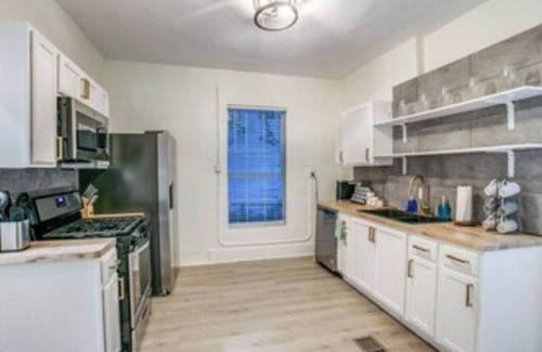 West Morningside House | 6 Bedrooms Sleeps 11, 3 Miles to Downtown!