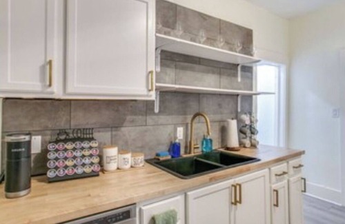 West Morningside House | 6 Bedrooms Sleeps 11, 3 Miles to Downtown!