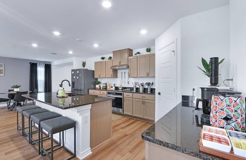 West San Antonio House | 6 BEDROOMS ~ SLEEPS 21 ~ BMT GRADS ~ ASTRO TURF ~ SEA-WORLD ~ RIVERWALK