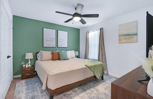 West San Antonio House | 6 BEDROOMS ~ SLEEPS 21 ~ BMT GRADS ~ ASTRO TURF ~ SEA-WORLD ~ RIVERWALK