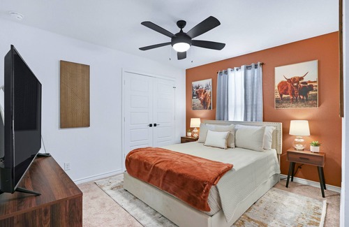 West San Antonio House | 6 BEDROOMS ~ SLEEPS 21 ~ BMT GRADS ~ ASTRO TURF ~ SEA-WORLD ~ RIVERWALK