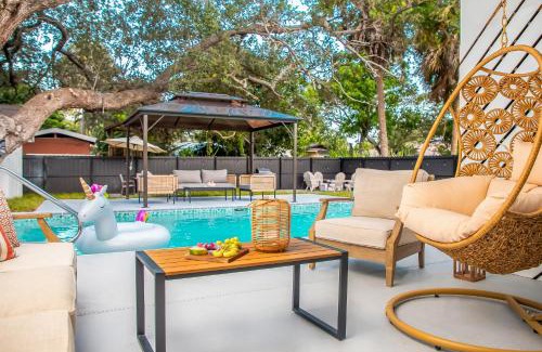 East Naples House | 6 Bedrooms, Two Villas, Heated Pool, 2mil to Downtown