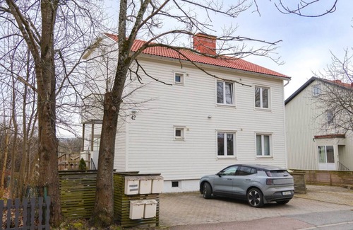Kyrkbyn Apartment | 6 Beds For Workers - 3BR - Parking lot - Near Volvo