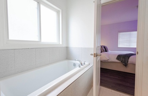 Thorold House | 6 Beds Serenity Oasis in Falls/Pool Table + Ping Pong