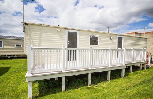 Walton on the Naze House | 6 berth caravan at Naze Marine Holiday Park in Essex ref 17226C