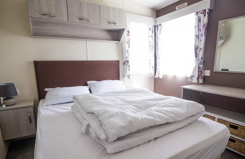 Felixstowe House | 6 berth caravan with decking and WiFi at Suffolk Sands Holiday Park ref 45082C