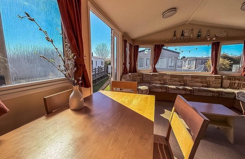 Pakefield House | 6 berth caravan with free WiFi for hire in Suffolk ref 68073BS