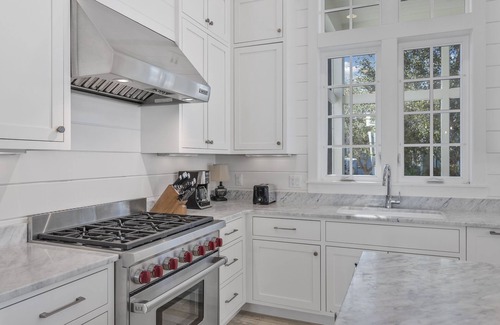 Watercolor House | 6 Bikes & 6-Seater Golf Cart! Walk to Beach & WaterColor Pools!- Blue Moon Cotta