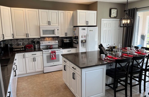 West Kissimmee Cottage | 6 Br/4,5 Bath + Pool/Spa + Game Room/Less than 4 miles from Disney