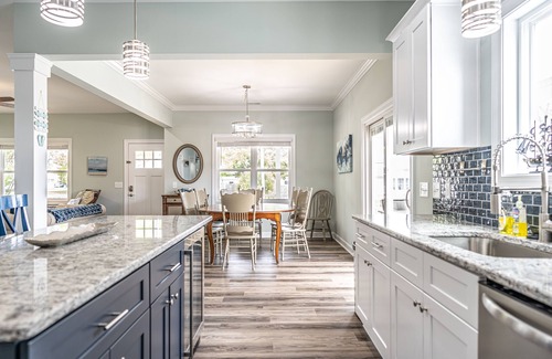 North Carolina Coast House | 6 BR/6 Ba w/Pool & Hot Tub, ample Parking, close to Beach & Downtown!