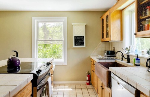 Roxbury House | 6 BR Country Farmhouse only 2 miles from SKIING