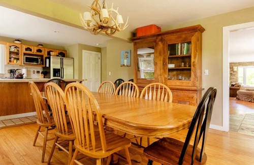 Roxbury House | 6 BR Country Farmhouse only 2 miles from SKIING