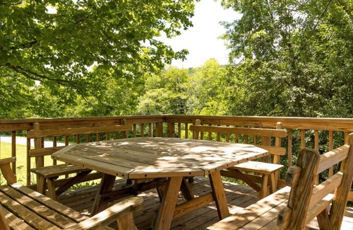 Roxbury House | 6 BR Country Farmhouse only 2 miles from SKIING