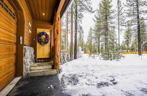 Tahoe Paradise Ski Chalet | 6 BR Lux Chalet-Hot Tub & Jetted Tub walking distance to Tesla charging station.
