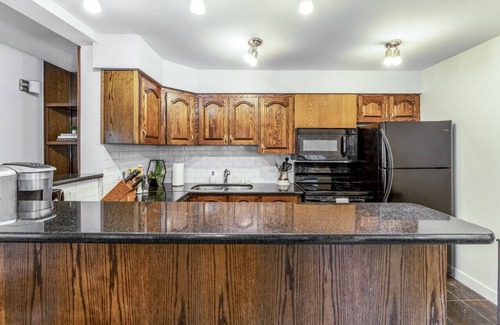 East Kootenay House | 6-Br Ski Chalet | Ski In/Ski Out – 20 Steps to LIFT | POOL + PRIVATE Hot Tub
