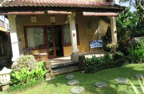 Lodtunduh Villa | 6-BR Surrounded By Stunning Garden Inclusive Breakfast for 12 Person.