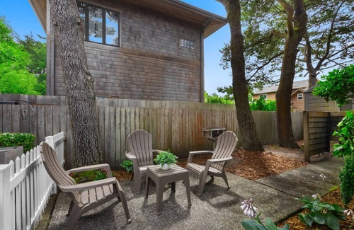 Downtown Cannon Beach Apartment | 6 Herons Nest: Coastal Charm | Walk to Beach | Dog-Friendly