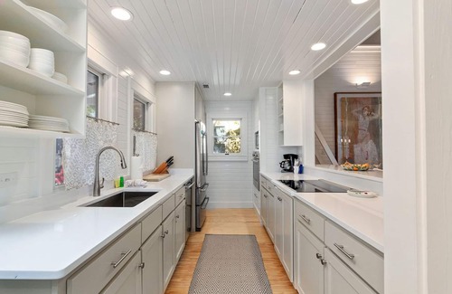 Seaside House | 6 Houses to Beach in Seaside, Screened Porch, Steps to Restaurants + 2 Bikes!