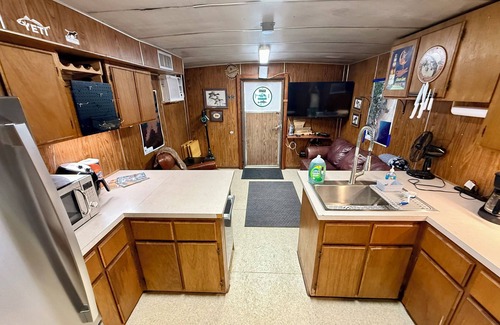 Venice Boat Rental | 6 MAN BEER CAN VENICE MARINA FRONT ROW ICE, WIFI, & W/D GREAT CAMP
