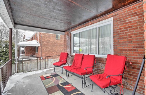 Squirrel Hill House | 6 Mi to Dtwn: Pittsburgh Townhome w/Porch