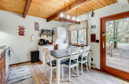 Hamlin Cabin | 6 Mi to Lake Wallenpaupack: Poconos Getaway!
