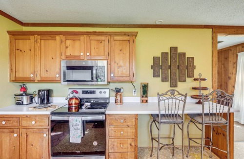 Hollywood Apartment | 6 Mi to Scottsboro: Pet-Friendly Cabin Apt