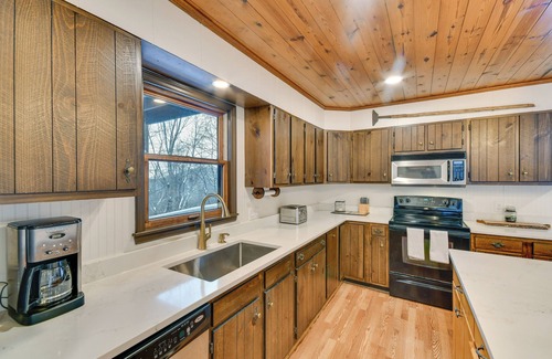 Seven Devils House | 6 Mi to Skiing: Home w/Hot Tub in Seven Devils!