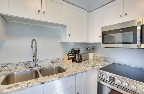 Lake Shore - Lake Vista Apartment | 6 Mi to Smoothie King Center: Apt in New Orleans