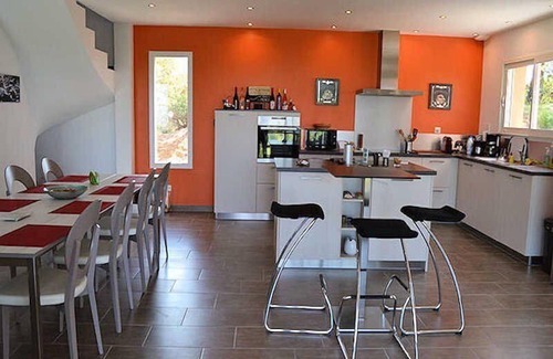 Puymeras House | 6 miles from Vaison-la-Romaine, modern holiday villa, heated pool.