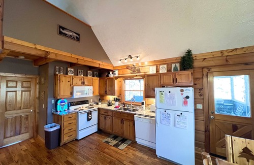 Gatlinburg - Pigeon Forge Cabin | 6 miles from Dollywood🎢 HotTub cozy/wooded setting couples/family friendly!