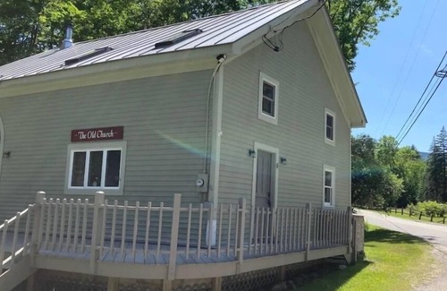 Jamaica House | 6 min from Stratton, King beds, dogs OK, jacuzzi tub, wrap around deck!