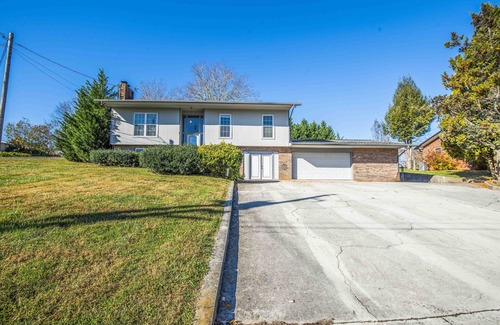 Kodak House | 6 Min Off exit 407 Hot Tub Firepit Spacious Game Room Fenced Large Yard