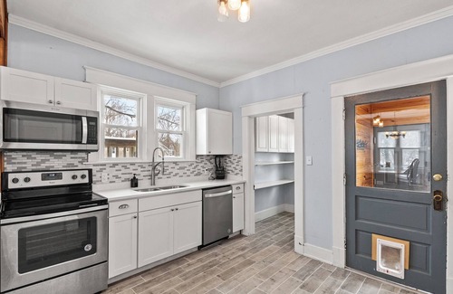 Williamstown House | 6 Min to Ark! Accommodates 17!
