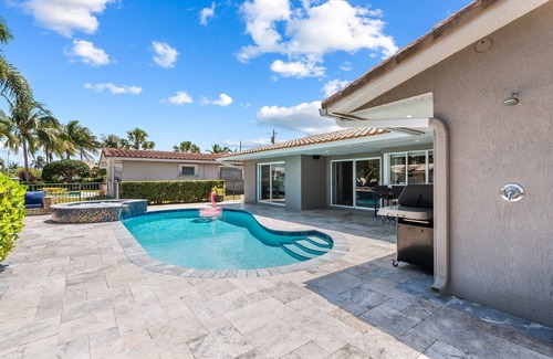 Garden Isles House | 6 mins to Beach~Heated Pool~Jacuzzi~Big Backyard~30 Foot Dock