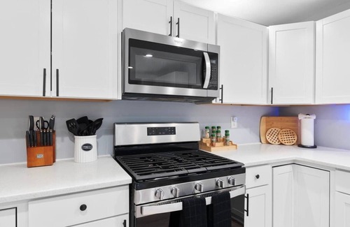 Westerville House | 6 mins to Hoover Enclosed Porch 5Tv's Roku King