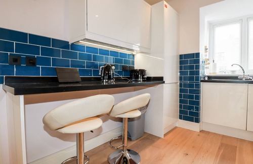 Newquay City Centre Cottage | 6 OCEAN HEIGHTS, pet friendly, country holiday cottage in Newquay