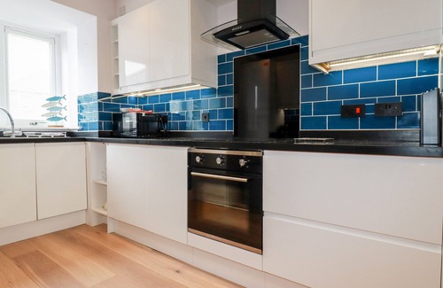 Newquay City Centre Cottage | 6 OCEAN HEIGHTS, pet friendly, country holiday cottage in Newquay