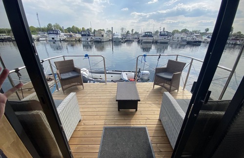 Maasland Boat Rental | 6 person Luxury Houseboat