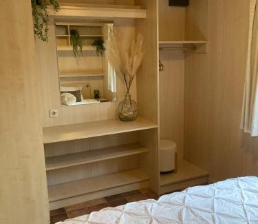 Noordoostelijk van Schaarsbergen Ski Chalet | 6 persoons chalet op de Veluwe bij binnen en buiten zwembad