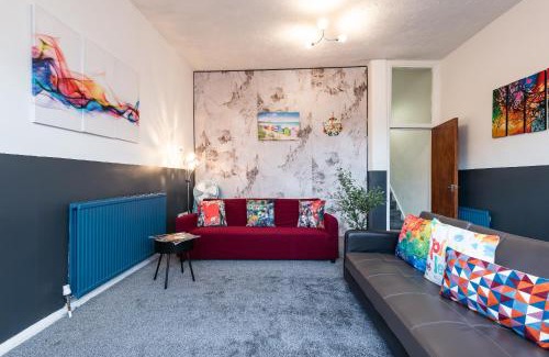 Hull House | 6 Roomy Bedrooms Favour Spacious Inn - Sleeps 13 Hull Central Location